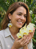 Brinco Orquídea Branca Dourada com Pérola de Água Doce