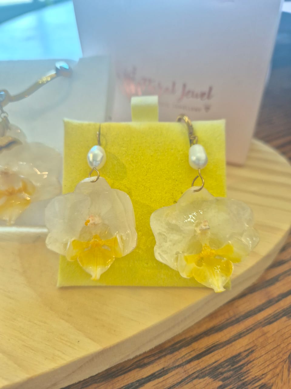 Brinco Orquídea Branca Dourada com Pérola de Água Doce