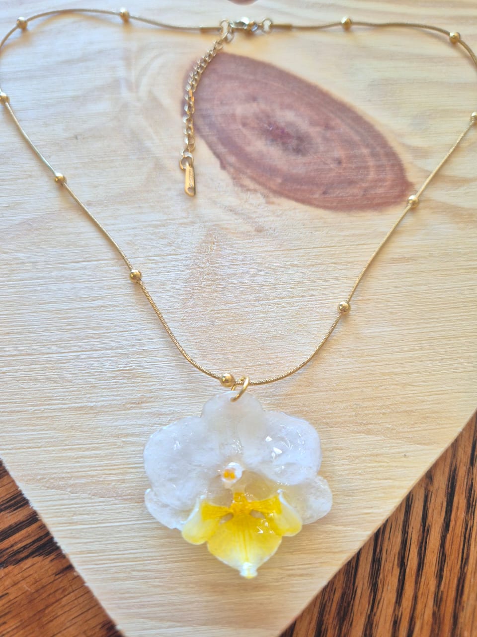 Colar Orquídea Branca Dourada