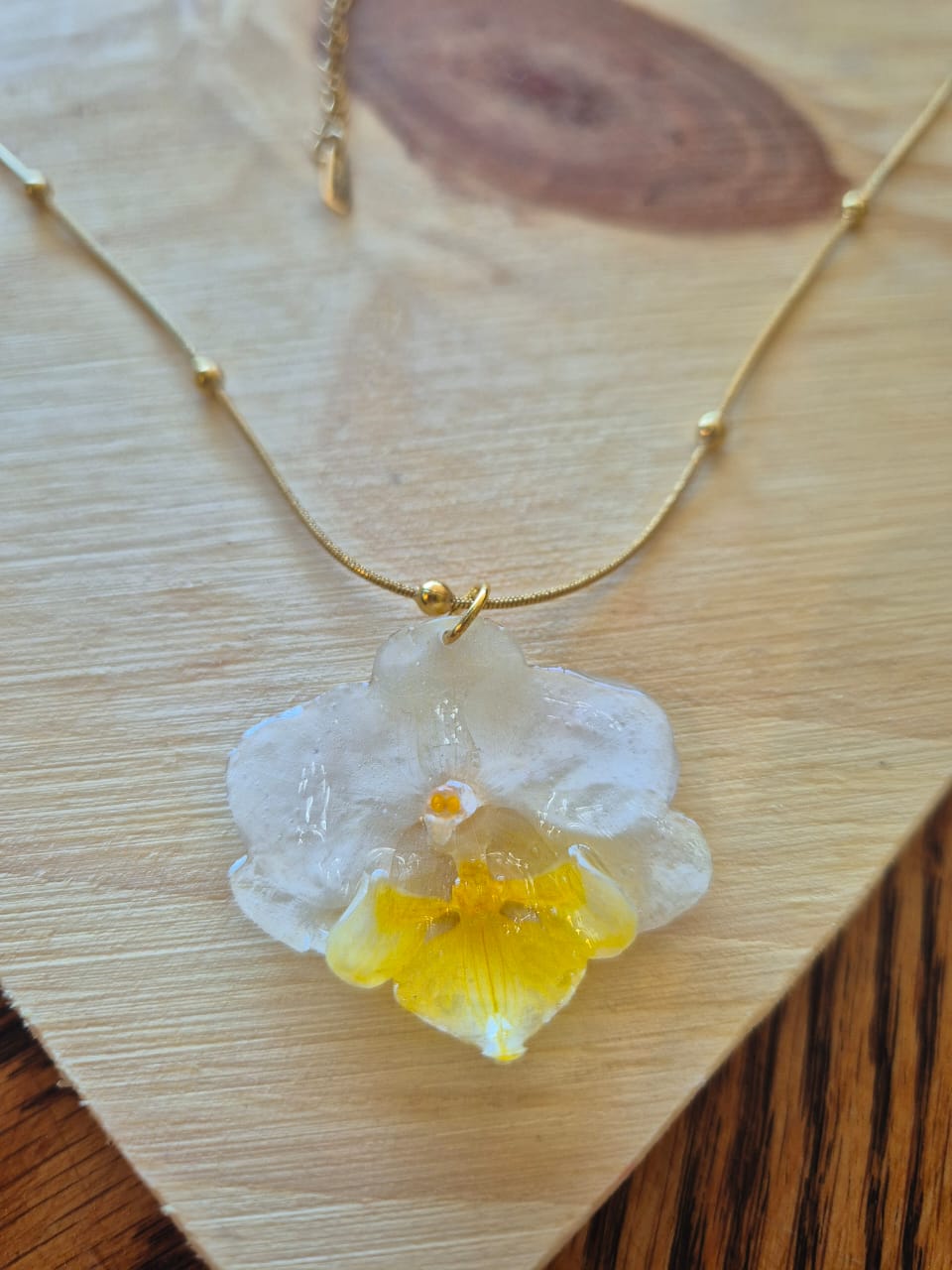 Colar Orquídea Branca Dourada