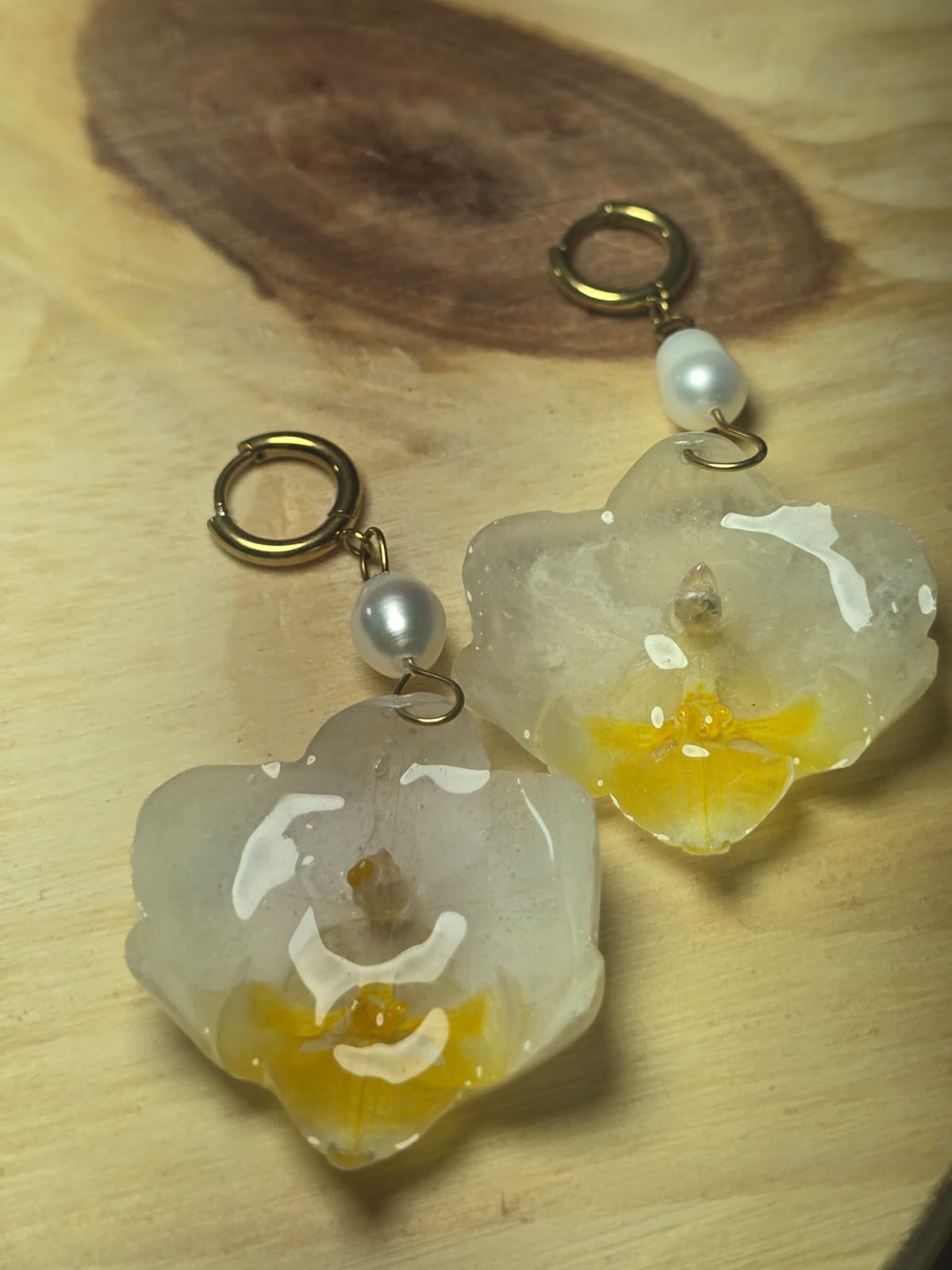 Brinco Orquídea Branca Dourada com Pérola de Água Doce