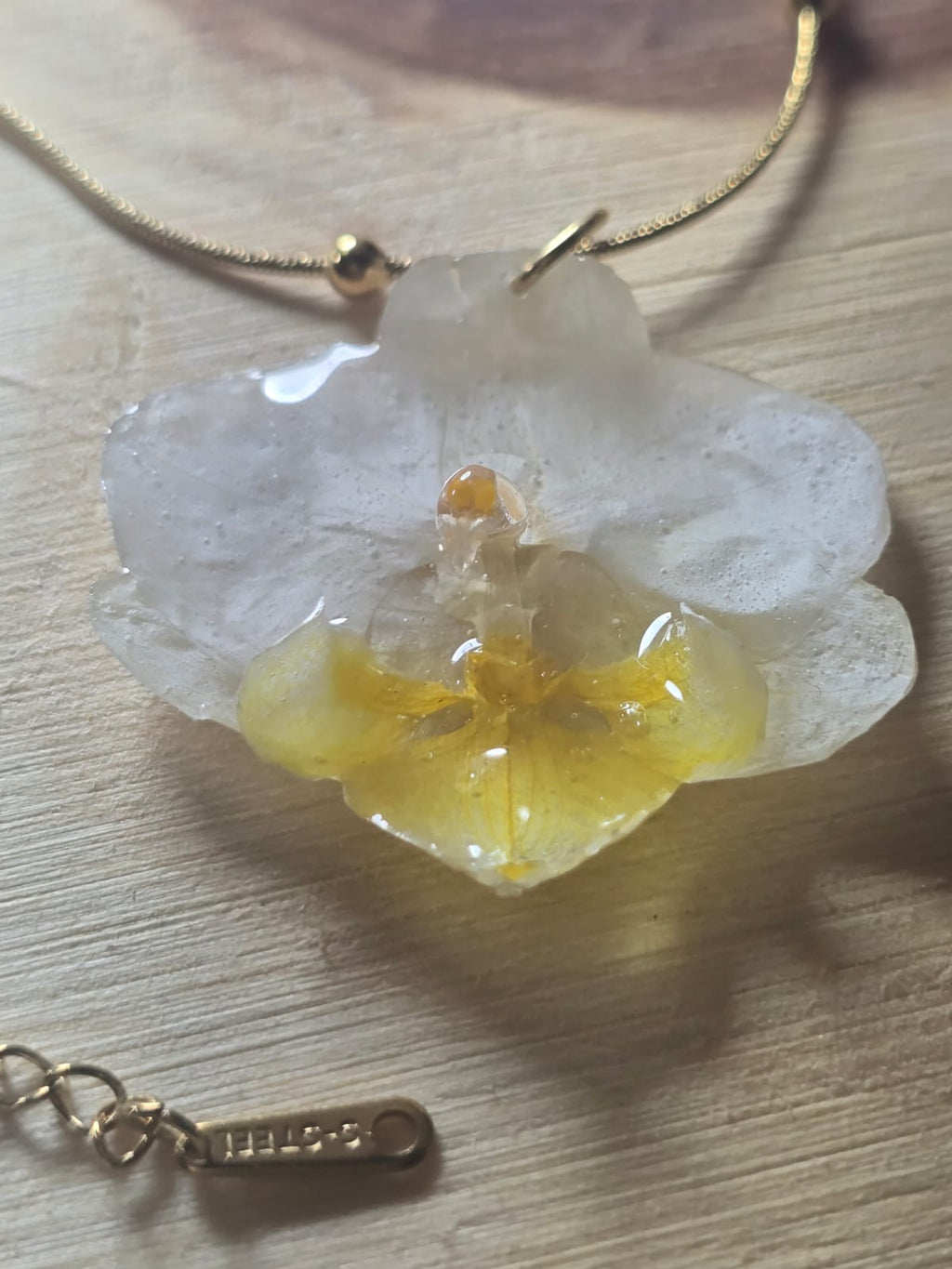 Colar Orquídea Branca Dourada