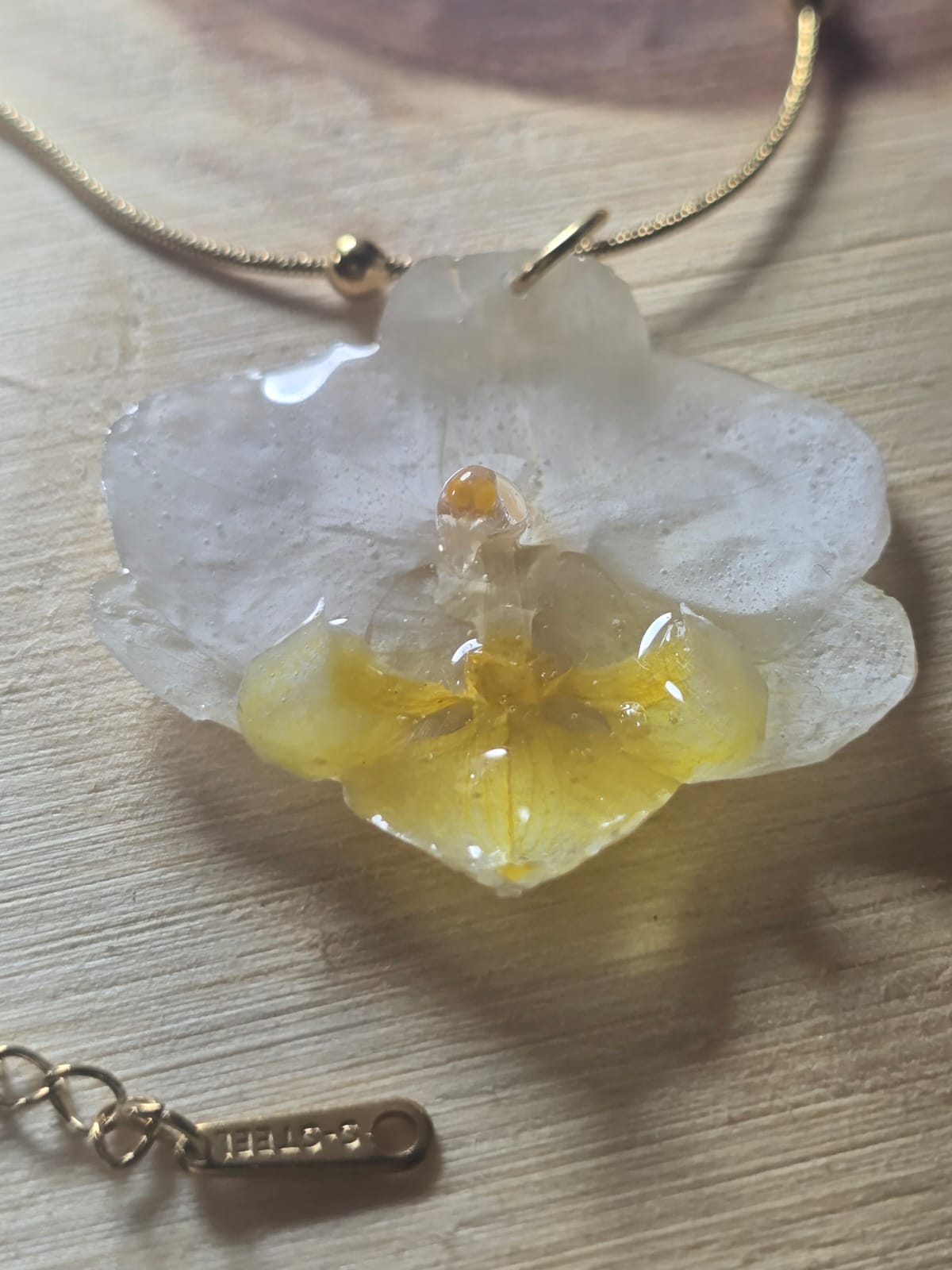 Colar Orquídea Branca Dourada
