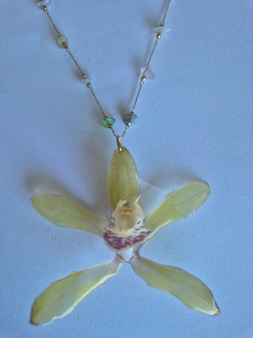 Colar de Orquídea Cymbidium com Pedras Naturais