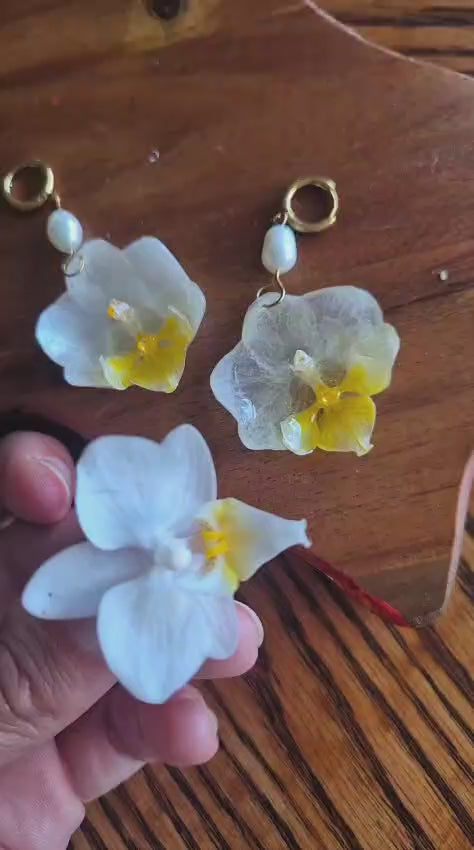 Brinco Orquídea Branca Dourada com Pérola de Água Doce